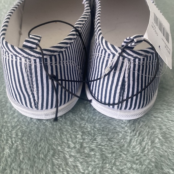 NWT Dark navy and white slip on striped shoe 11 - Picture 4 of 13